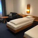 Zur Krone Garni Otel