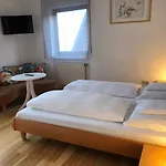 Zur Krone Garni Otel