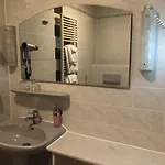Zur Krone Garni Ξενοδοχείο 3*